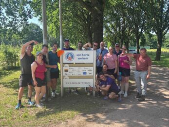 Het welkomstbord bij de tennisclub in Gorssel met de sponsors